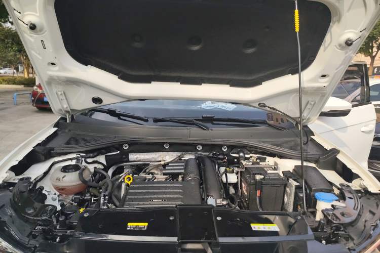 Used Volkswagen T-ROC 2022 280TSI DSG Two-Wheel Drive Elite PLUS Engine Bay