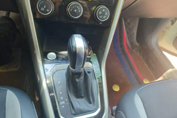 Used Volkswagen T-ROC 2022 280TSI DSG Two-Wheel Drive Elite PLUS Gear Lever