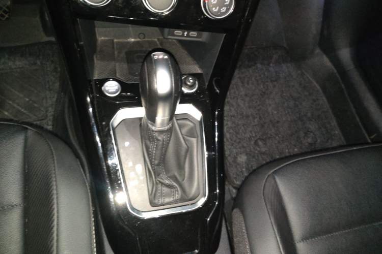 Used Volkswagen T-ROC 2022 280TSI DSG Two-Wheel Drive Elite PLUS Gear Lever