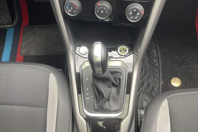 Used Volkswagen T-ROC 2022 280TSI DSG Two-Wheel Drive Elite PLUS Gear Lever