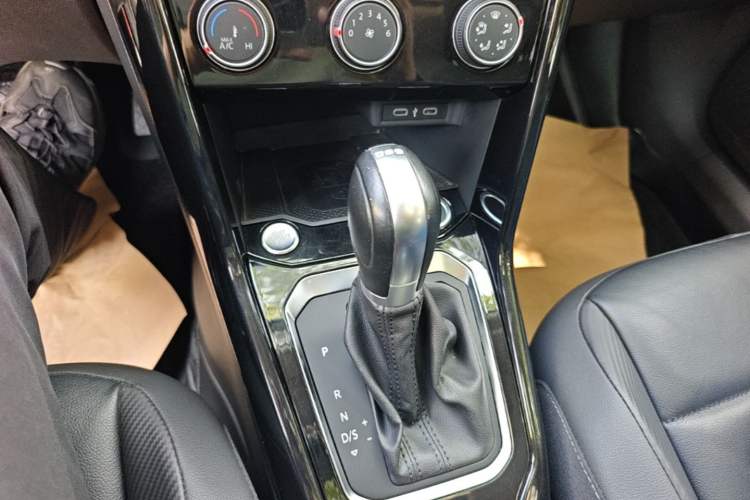Used Volkswagen T-ROC 2022 280TSI DSG Two-Wheel Drive Elite PLUS Gear Lever