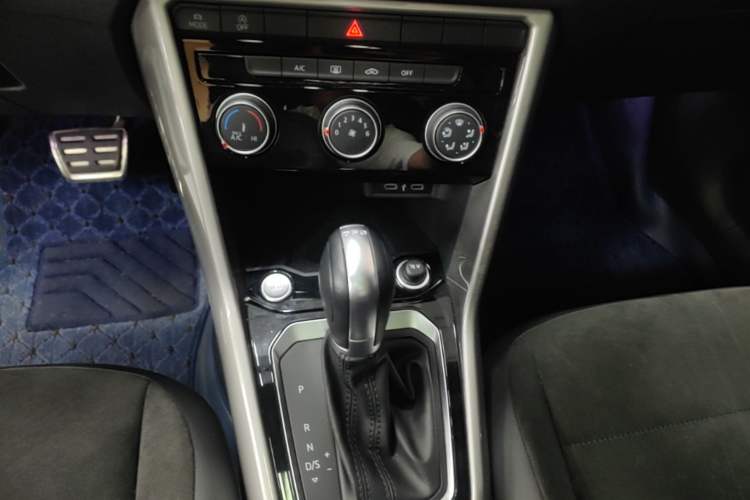 Used Volkswagen T-ROC 2022 280TSI DSG Two-Wheel Drive R-Line Pro PLUS Gear Lever