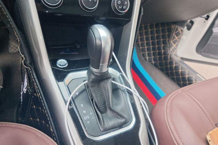 Used Volkswagen T-ROC 2022 280TSI DSG Two-Wheel Drive Elite PLUS Gear Lever