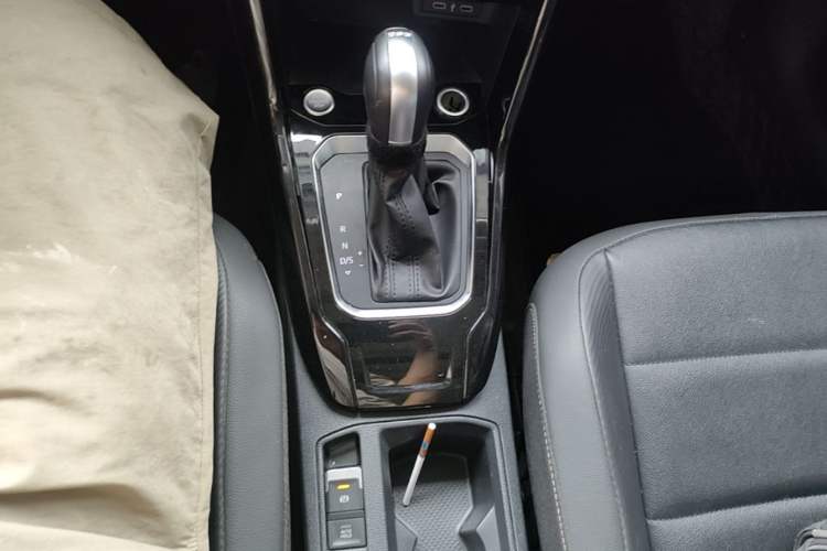 Used Volkswagen T-ROC 2022 280TSI DSG Two-Wheel Drive Comfort PLUS Gear Lever