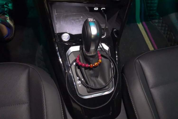 Used Volkswagen T-ROC 2022 280TSI DSG Two-Wheel Drive Comfort PLUS Gear Lever