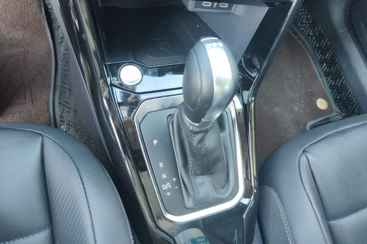 Used Volkswagen T-ROC 2022 280TSI DSG Two-Wheel Drive Comfort PLUS Gear Lever