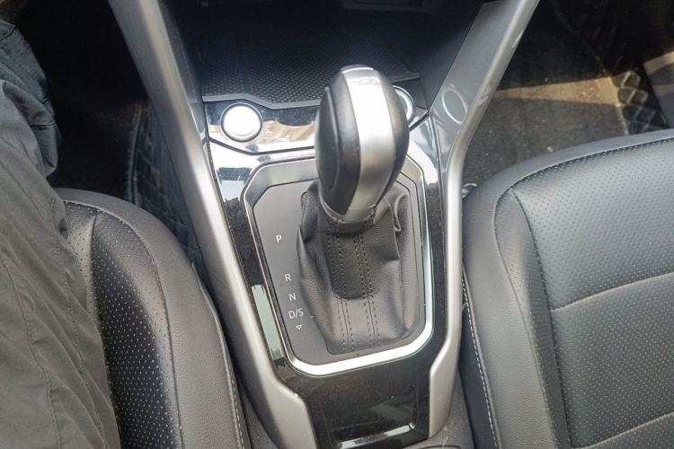 Used Volkswagen T-ROC 2022 280TSI DSG Two-Wheel Drive Elite PLUS Gear Lever