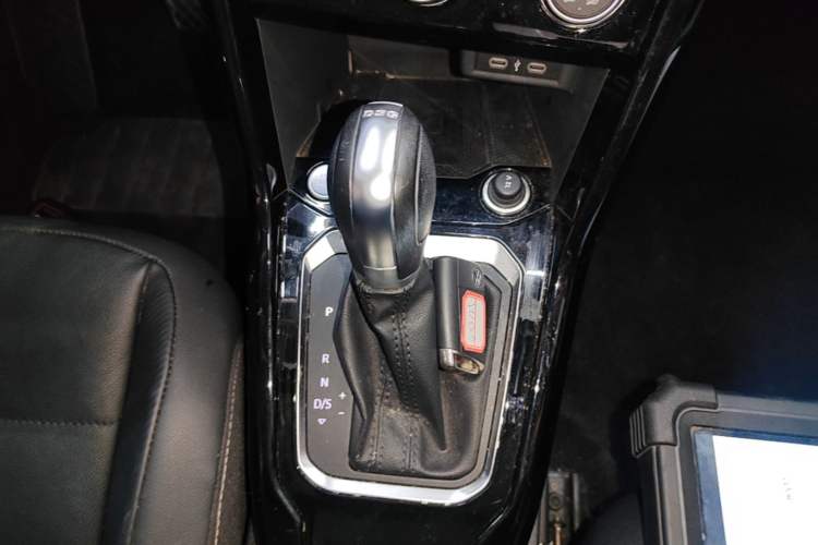 Used Volkswagen T-ROC 2022 280TSI DSG Two-Wheel Drive Comfort PLUS Gear Lever