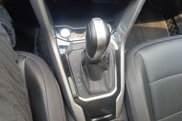 Used Volkswagen T-ROC 2022 280TSI DSG Two-Wheel Drive Elite PLUS Gear Lever