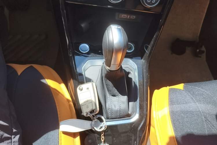 Used Volkswagen T-ROC 2022 280TSI DSG Two-Wheel Drive Comfort PLUS Gear Lever