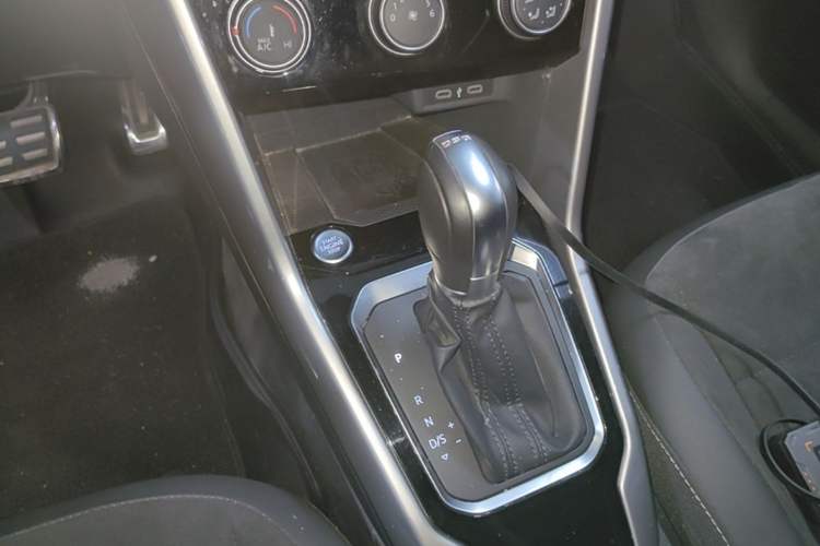Used Volkswagen T-ROC 2022 280TSI DSG Two-Wheel Drive R-Line Pro PLUS Gear Lever