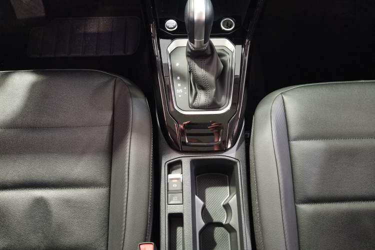 Used Volkswagen T-ROC 2022 280TSI DSG Two-Wheel Drive Comfort PLUS Gear Lever