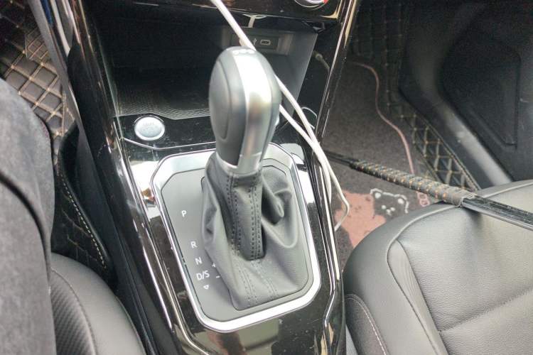 Used Volkswagen T-ROC 2022 280TSI DSG Two-Wheel Drive Comfort PLUS Gear Lever