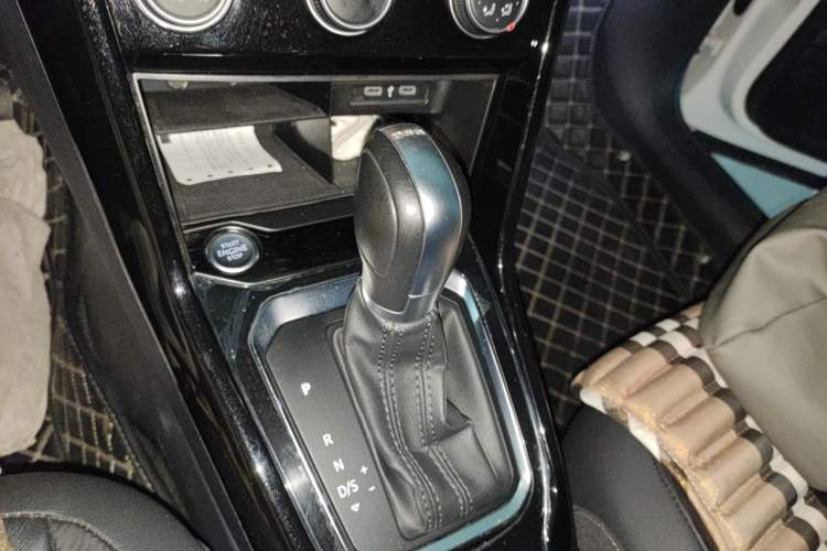 Used Volkswagen T-ROC 2022 280TSI DSG Two-Wheel Drive Comfort PLUS Gear Lever