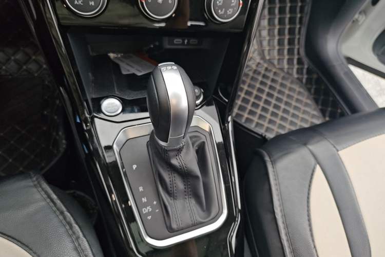 Used Volkswagen T-ROC 2022 280TSI DSG Two-Wheel Drive Comfort PLUS Gear Lever