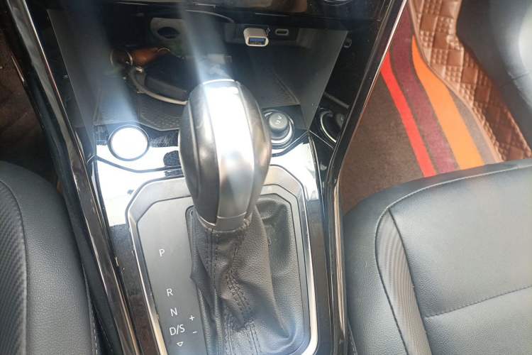 Used Volkswagen T-ROC 2022 280TSI DSG Two-Wheel Drive Elite PLUS Gear Lever