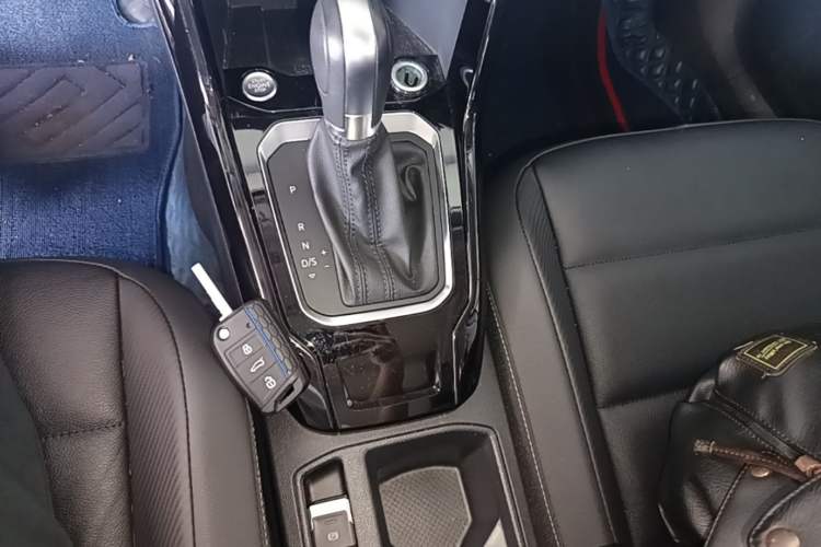 Used Volkswagen T-ROC 2022 280TSI DSG Two-Wheel Drive Comfort PLUS Gear Lever