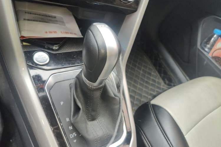 Used Volkswagen T-ROC 2022 280TSI DSG Two-Wheel Drive Elite PLUS Gear Lever