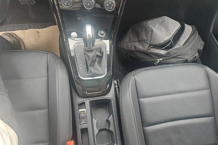 Used Volkswagen T-ROC 2022 280TSI DSG Two-Wheel Drive Comfort PLUS Gear Lever