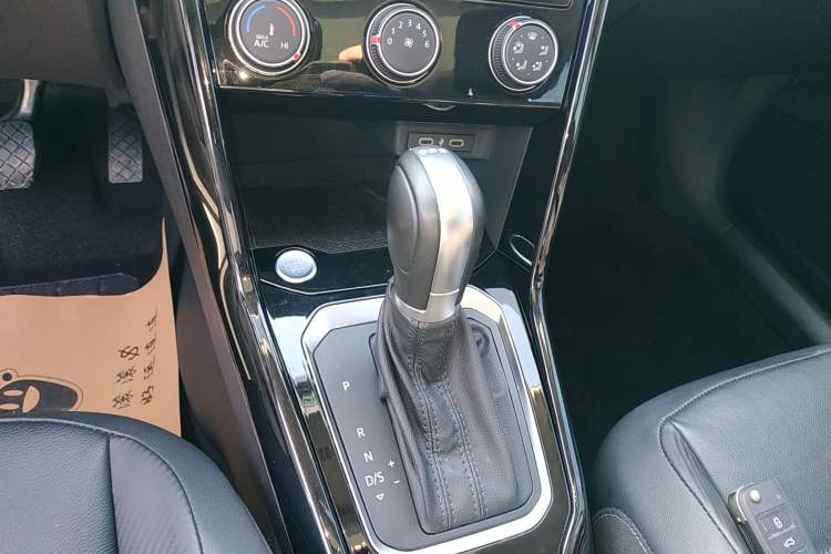 Used Volkswagen T-ROC 2022 280TSI DSG Two-Wheel Drive Comfort PLUS Gear Lever
