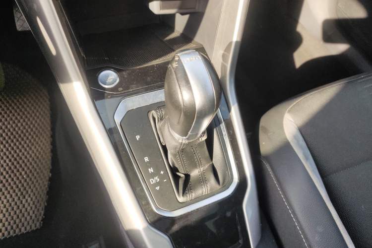 Used Volkswagen T-ROC 2022 280TSI DSG Two-Wheel Drive Elite PLUS Gear Lever