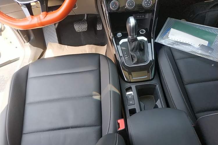 Used Volkswagen T-ROC 2022 280TSI DSG Two-Wheel Drive Elite PLUS Gear Lever