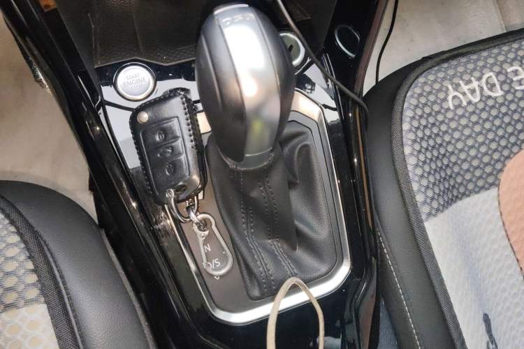 Used Volkswagen T-ROC 2022 280TSI DSG Two-Wheel Drive Comfort PLUS Gear Lever