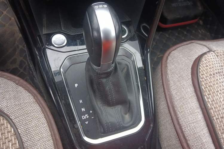 Used Volkswagen T-ROC 2022 280TSI DSG Two-Wheel Drive Comfort PLUS Gear Lever