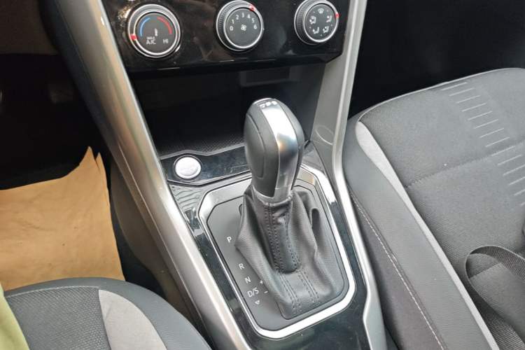 Used Volkswagen T-ROC 2022 280TSI DSG Two-Wheel Drive Elite PLUS Gear Lever