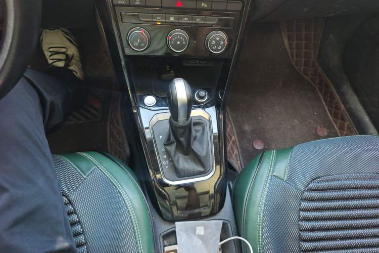 Used Volkswagen T-ROC 2022 280TSI DSG Two-Wheel Drive Comfort PLUS Gear Lever