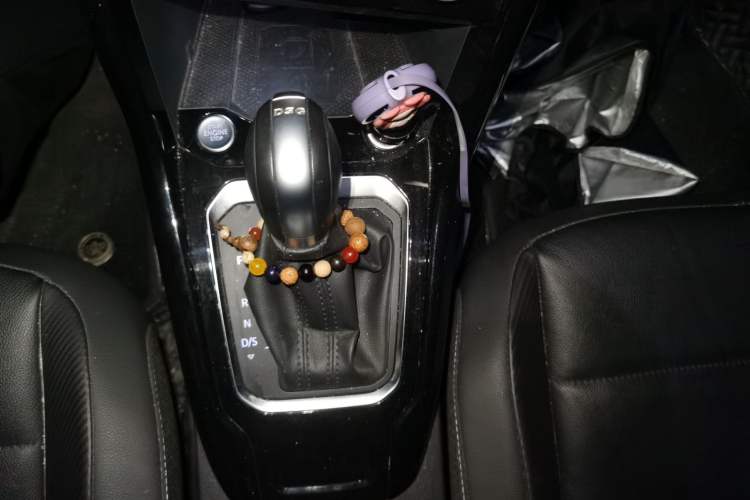 Used Volkswagen T-ROC 2022 280TSI DSG Two-Wheel Drive Comfort PLUS Gear Lever