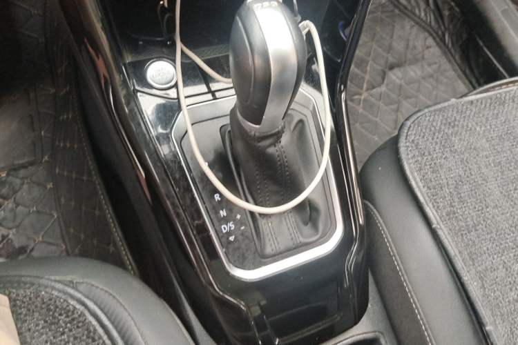 Used Volkswagen T-ROC 2022 280TSI DSG Two-Wheel Drive Comfort PLUS Gear Lever