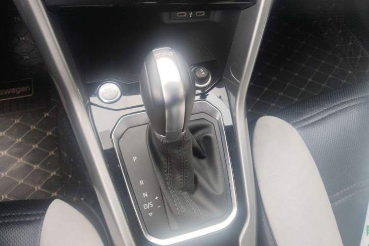 Used Volkswagen T-ROC 2022 280TSI DSG Two-Wheel Drive R-Line Pro PLUS Gear Lever