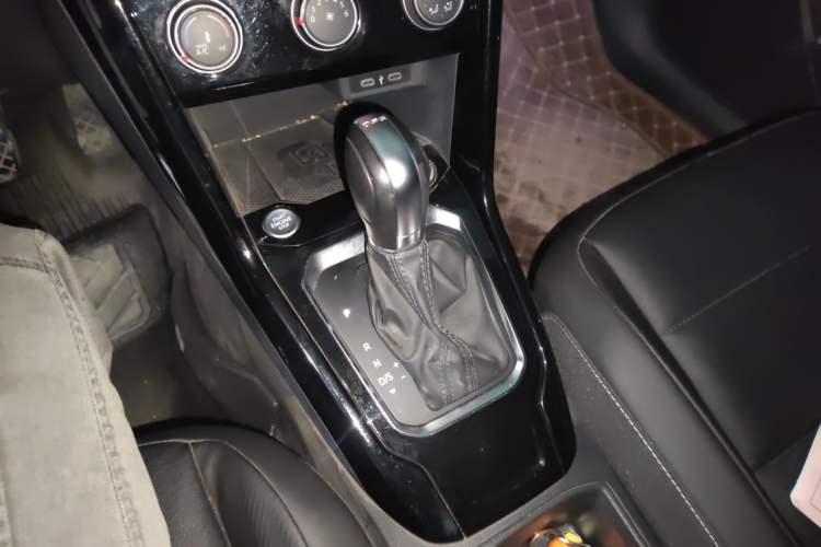 Used Volkswagen T-ROC 2022 280TSI DSG Two-Wheel Drive Comfort PLUS Gear Lever