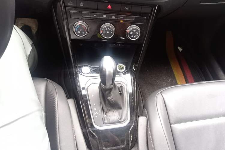 Used Volkswagen T-ROC 2022 280TSI DSG Two-Wheel Drive Comfort PLUS Gear Lever