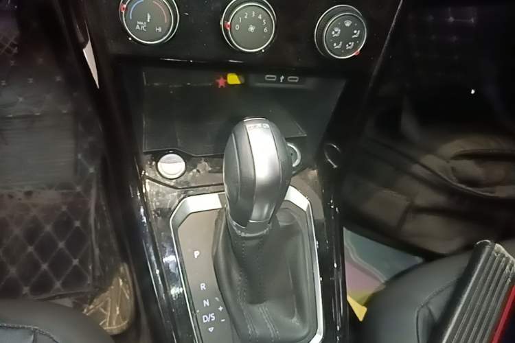 Used Volkswagen T-ROC 2022 280TSI DSG Two-Wheel Drive Comfort PLUS Gear Lever