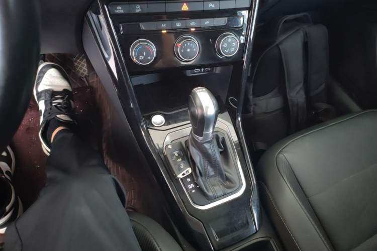 Used Volkswagen T-ROC 2022 280TSI DSG Two-Wheel Drive Comfort PLUS Gear Lever