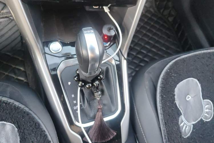 Used Volkswagen T-ROC 2022 280TSI DSG Two-Wheel Drive R-Line Pro PLUS Gear Lever