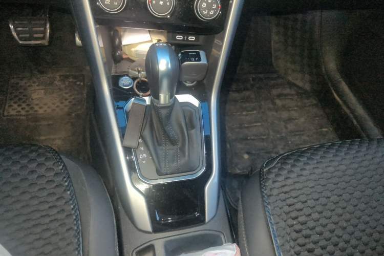 Used Volkswagen T-ROC 2022 280TSI DSG Two-Wheel Drive R-Line Pro PLUS Gear Lever