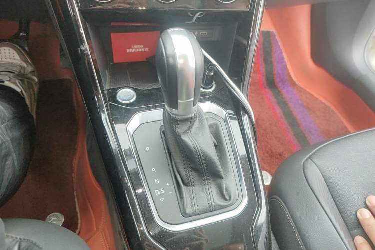 Used Volkswagen T-ROC 2022 280TSI DSG Two-Wheel Drive Comfort PLUS Gear Lever