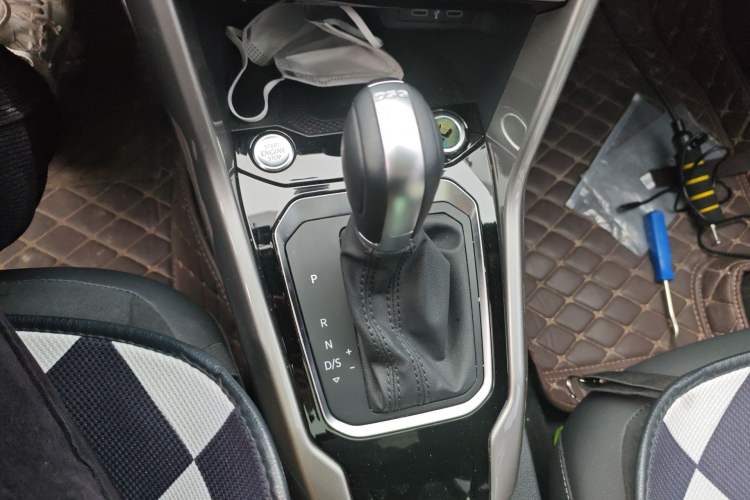 Used Volkswagen T-ROC 2022 280TSI DSG Two-Wheel Drive R-Line Pro PLUS Gear Lever