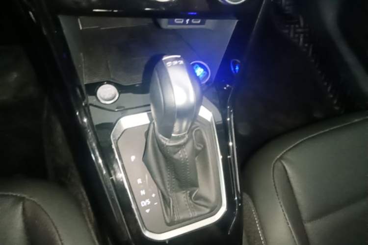 Used Volkswagen T-ROC 2022 280TSI DSG Two-Wheel Drive Comfort PLUS Gear Lever