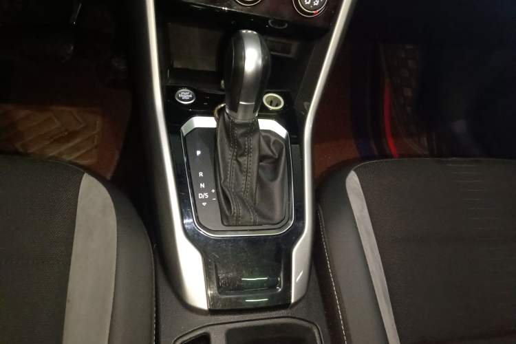 Used Volkswagen T-ROC 2022 280TSI DSG Two-Wheel Drive Elite PLUS Gear Lever
