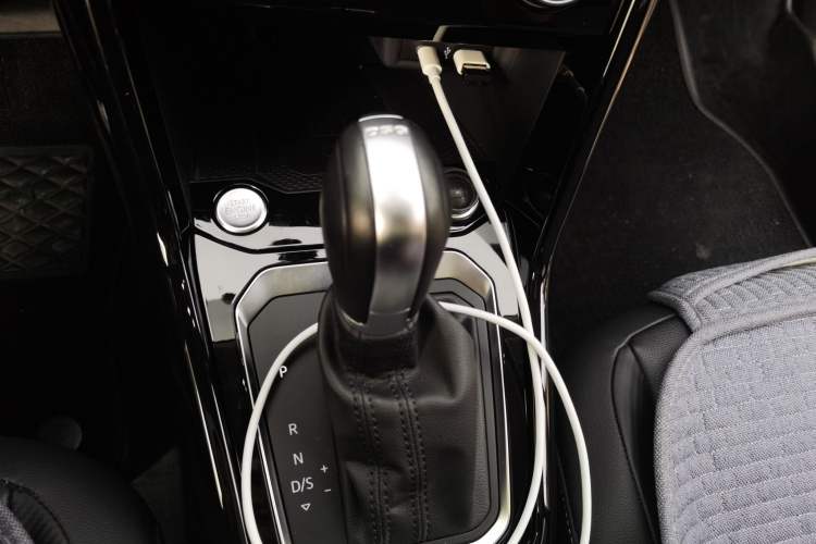 Used Volkswagen T-ROC 2022 280TSI DSG Two-Wheel Drive Comfort PLUS Gear Lever