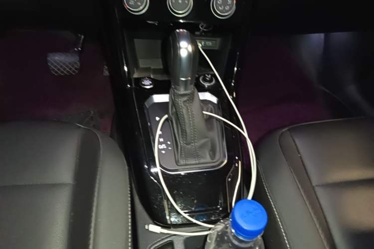 Used Volkswagen T-ROC 2022 280TSI DSG Two-Wheel Drive Comfort PLUS Gear Lever
