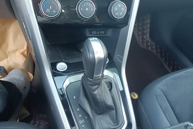 Used Volkswagen T-ROC 2022 280TSI DSG Two-Wheel Drive R-Line Pro PLUS Gear Lever