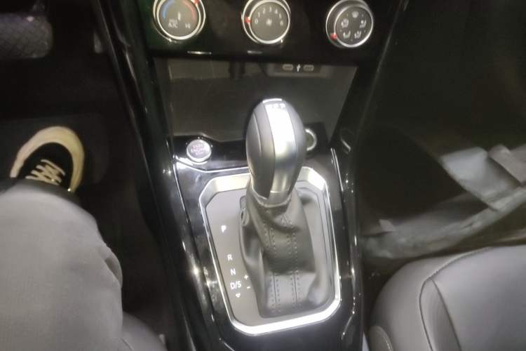 Used Volkswagen T-ROC 2022 280TSI DSG Two-Wheel Drive Comfort PLUS Gear Lever