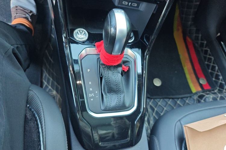 Used Volkswagen T-ROC 2022 280TSI DSG Two-Wheel Drive Comfort PLUS Gear Lever
