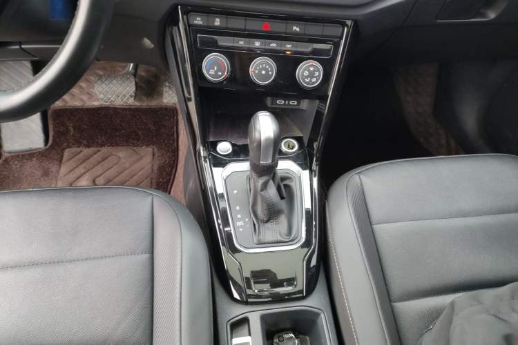 Used Volkswagen T-ROC 2022 280TSI DSG Two-Wheel Drive Comfort PLUS Gear Lever