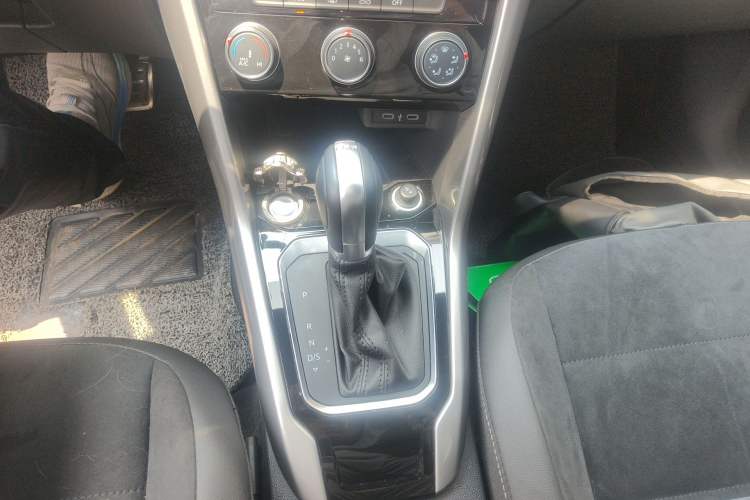 Used Volkswagen T-ROC 2022 280TSI DSG Two-Wheel Drive R-Line Pro PLUS Gear Lever